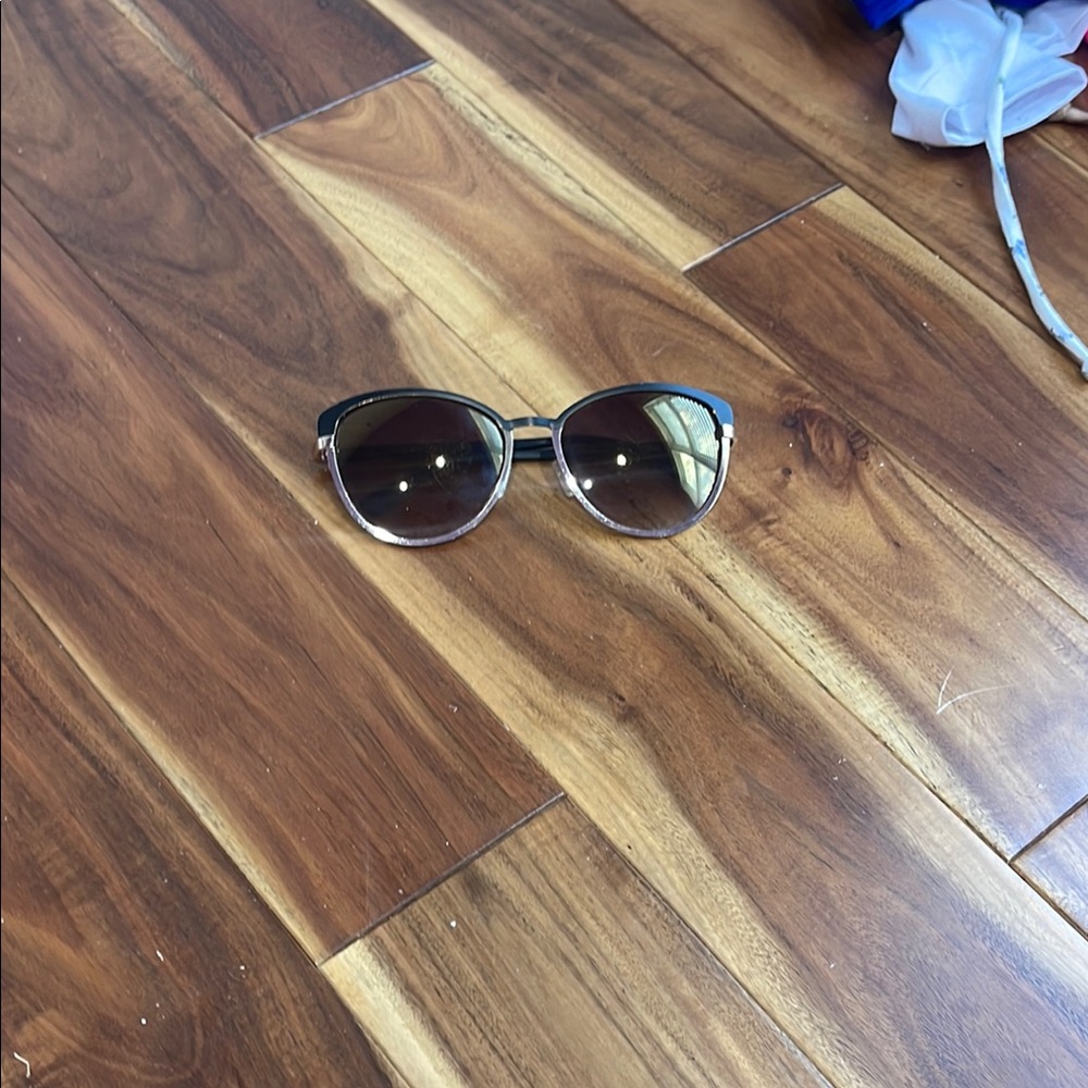 Jessica Simpson Black Circular Sunglasses